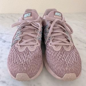 Nike Womens Winflo5 Size 6 Like New